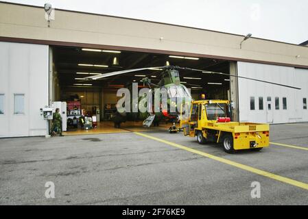 Der Hubschrauber 4 der schwedischen Luftwaffe, HKP 4, Boeing Vertol 107, wird aus dem Hangar des Marinestützpunktes Berga ausgerollt. HKP 4 wurde bei U-Boot-Jagden und Rettungseinsätzen wie der Estonia-Katastrophe eingesetzt. Stockfoto