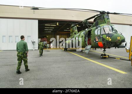 BERGA, SCHWEDEN – 3. MÄRZ 2003:der Hubschrauber 4 der schwedischen Luftwaffe, HKP 4, Boeing Vertol 107, wird aus dem Hangar des Marinestützpunktes Berga ausgerollt. HKP 4 wurde bei U-Boot-Jagden und Rettungseinsätzen wie der Estonia-Katastrophe eingesetzt. Foto Jeppe Gustafsson Stockfoto