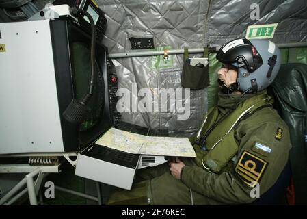 Taktischer Offizier auf dem Hubschrauber 4 der schwedischen Luftwaffe, HKP 4, vom Helicopter Bataillon, Marinestützpunkt Berga. HKP 4 wurde bei U-Boot-Jagden und Rettungseinsätzen wie der Estonia-Katastrophe eingesetzt. Stockfoto