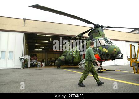 Der Hubschrauber 4 der schwedischen Luftwaffe, HKP 4, Boeing Vertol 107, wird aus dem Hangar des Marinestützpunktes Berga ausgerollt. HKP 4 wurde bei U-Boot-Jagden und Rettungseinsätzen wie der Estonia-Katastrophe eingesetzt. Stockfoto