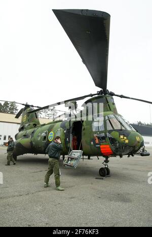 Der Hubschrauber 4 der schwedischen Luftwaffe, HKP 4, Boeing Vertol 107, wird aus dem Hangar des Marinestützpunktes Berga ausgerollt. HKP 4 wurde bei U-Boot-Jagden und Rettungseinsätzen wie der Estonia-Katastrophe eingesetzt. Stockfoto