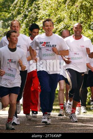 TONY BLAIR WIRD VON SIR STEVE REDGRAVE, COLIN JACKSON UND SCHULKINDERN IN EINEM SPEZIELLEN MILE RUN AUF DEM GELÄNDE VON CHEQUERS UNTERSTÜTZT RELIEF,9/7/04 PILSTON Stockfoto