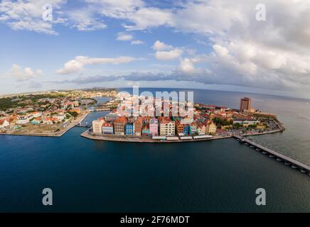 Willemstad, Curacao. Niederländische Antillen. Farbenfrohe Gebäude ziehen Touristen aus der ganzen Welt an. Blauer Himmel sonniger Tag Curacao Willemstad Stockfoto