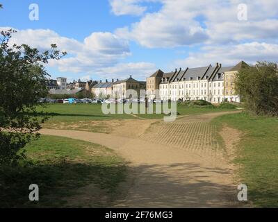 Blick vom Upton Country Park am Stadtrand von Northampton, Blick auf die Stadthäuser auf dem Upton Anwesen und Parkplätze; April 2021. Stockfoto