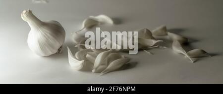 Gesunder Knoblauch auf weißem Hintergrund. Knoblauch würzen auf weiß. Stockfoto
