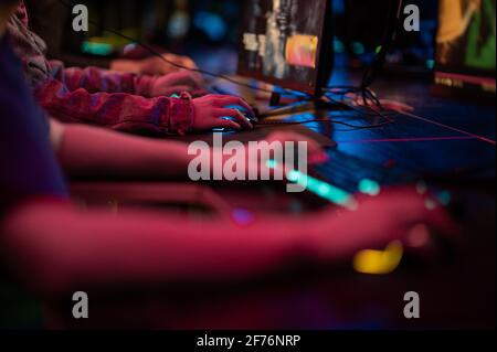 Gamer spielen auf Computern, Nahaufnahme von Händen und Tastatur. Stockfoto