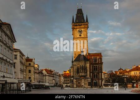 Altstädter Ring in Prag, Tschechische Republik. Leere Stadt während des Sonnenaufgangs ohne Menschen umgeben von historischen, gotischen Gebäuden und dem berühmten Stockfoto