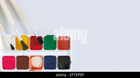 Pinsel mit gebrauchten Aquarell-Farbpalette bereit, oben zu malen Anzeigen Stockfoto