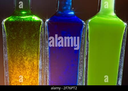 Abstrakte farbige Flaschen auf schwarzem Hintergrund Stockfoto