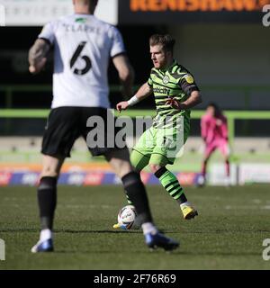 Nailsworth, Großbritannien. April 2021. Nicky Cadden von Forest Green Rovers während des Spiels der EFL Sky Bet League 2 zwischen Forest Green Rovers und Salford City am 5. April 2021 im New Lawn, Nailsworth, England. Foto von Dave Peters. Nur zur redaktionellen Verwendung, Lizenz für kommerzielle Nutzung erforderlich. Keine Verwendung bei Wetten, Spielen oder Veröffentlichungen einzelner Clubs/Vereine/Spieler. Kredit: UK Sports Pics Ltd/Alamy Live Nachrichten Stockfoto