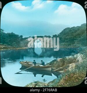 Farbige Skioptik mit Motiven von Männern im Ruderboot auf unbekanntem See. Stockfoto