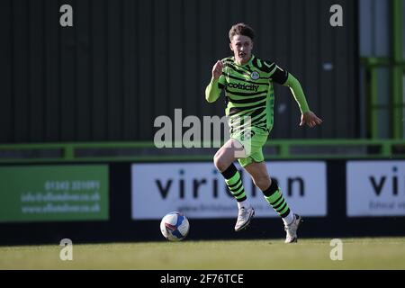 Nailsworth, Großbritannien. April 2021. Jake Young von Forest Green Rovers während des Spiels der EFL Sky Bet League 2 zwischen Forest Green Rovers und Salford City am 5. April 2021 im New Lawn, Nailsworth, England. Foto von Dave Peters. Nur zur redaktionellen Verwendung, Lizenz für kommerzielle Nutzung erforderlich. Keine Verwendung bei Wetten, Spielen oder Veröffentlichungen einzelner Clubs/Vereine/Spieler. Kredit: UK Sports Pics Ltd/Alamy Live Nachrichten Stockfoto