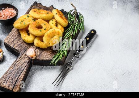 Frittierter knuspriger Tintenfisch und Zwiebelringe paniert. Weißer Hintergrund. Draufsicht. Speicherplatz kopieren Stockfoto