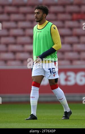 Stoke on Trent, Großbritannien. April 2021. Stoke City-Stürmer Jacob Brown (18) Aufwärmen während des EFL Sky Bet Championship-Spiels zwischen Stoke City und Millwall am 5. April 2021 im bet365 Stadium, Stoke-on-Trent, England. Foto von Jurek Biegus. Nur zur redaktionellen Verwendung, Lizenz für kommerzielle Nutzung erforderlich. Keine Verwendung bei Wetten, Spielen oder Veröffentlichungen einzelner Clubs/Vereine/Spieler. Kredit: UK Sports Pics Ltd/Alamy Live Nachrichten Stockfoto