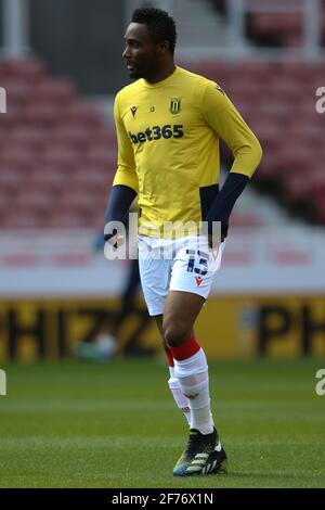 Stoke on Trent, Großbritannien. April 2021. Stoke City Mittelfeldspieler Mikel John Obi (13), der sich am 5. April 2021 während des EFL Sky Bet Championship-Spiels zwischen Stoke City und Millwall im bet365 Stadium, Stoke-on-Trent, England, aufwärmt. Foto von Jurek Biegus. Nur zur redaktionellen Verwendung, Lizenz für kommerzielle Nutzung erforderlich. Keine Verwendung bei Wetten, Spielen oder Veröffentlichungen einzelner Clubs/Vereine/Spieler. Kredit: UK Sports Pics Ltd/Alamy Live Nachrichten Stockfoto