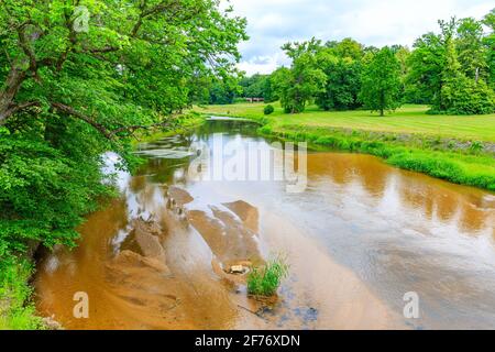 Fluss oder, Frühling im Prinz-Pückler-Park, Muskau, Ostdeutschland Stockfoto