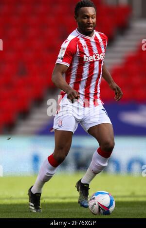 Stoke on Trent, Großbritannien. April 2021. Stoke City Mittelfeldspieler Mikel John Obi (13) während des Spiels der EFL Sky Bet Championship zwischen Stoke City und Millwall am 5. April 2021 im bet365 Stadium, Stoke-on-Trent, England. Foto von Jurek Biegus. Nur zur redaktionellen Verwendung, Lizenz für kommerzielle Nutzung erforderlich. Keine Verwendung bei Wetten, Spielen oder Veröffentlichungen einzelner Clubs/Vereine/Spieler. Kredit: UK Sports Pics Ltd/Alamy Live Nachrichten Stockfoto