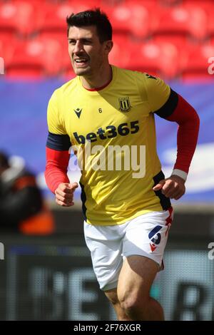 Stoke on Trent, Großbritannien. April 2021. Stoke City Verteidiger Danny Batth (6), der sich am 5. April 2021 beim EFL Sky Bet Championship-Spiel zwischen Stoke City und Millwall im bet365 Stadium, Stoke-on-Trent, England, aufwärmt. Foto von Jurek Biegus. Nur zur redaktionellen Verwendung, Lizenz für kommerzielle Nutzung erforderlich. Keine Verwendung bei Wetten, Spielen oder Veröffentlichungen einzelner Clubs/Vereine/Spieler. Kredit: UK Sports Pics Ltd/Alamy Live Nachrichten Stockfoto