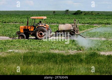 Eunapolis, bahia / brasilien - 22. april 2010: Traktor wird während des Pestizidsprühens auf die Wassermelonenplantage in Eunapolis City gesehen. *** Lokale Bildunterschrift ** Stockfoto