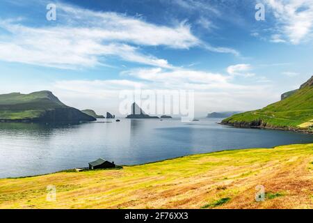 Atemberaubende Aussicht auf Drangarnir und Tindholmur Meeresstacks im Atlantik, Färöer Inseln. Landschaftsfotografie Stockfoto