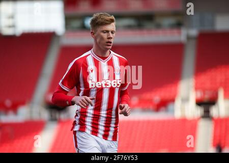 Stoke on Trent, Großbritannien. April 2021. Stoke City Mittelfeldspieler Sam Clucas (22) während des Spiels der EFL Sky Bet Championship zwischen Stoke City und Millwall am 5. April 2021 im bet365 Stadium, Stoke-on-Trent, England. Foto von Jurek Biegus. Nur zur redaktionellen Verwendung, Lizenz für kommerzielle Nutzung erforderlich. Keine Verwendung bei Wetten, Spielen oder Veröffentlichungen einzelner Clubs/Vereine/Spieler. Kredit: UK Sports Pics Ltd/Alamy Live Nachrichten Stockfoto