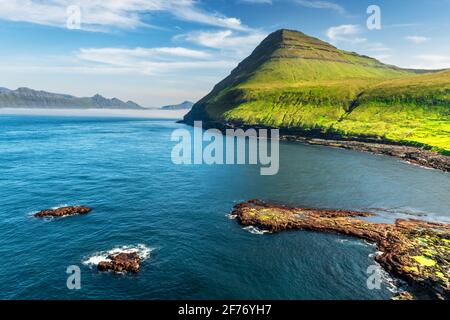 Malerischer Blick auf die grünen färöischen Inseln Berge in der Nähe des Dorfes Gjogv auf der Insel Eysturoy, Färöer-Inseln, Dänemark. Landschaftsfotografie Stockfoto