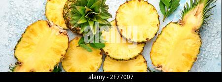 Geschnittene reife Ananas auf hellblauem Stein Hintergrund. Tropische Früchte. Draufsicht. Freier Speicherplatz für Text. Modell. Stockfoto