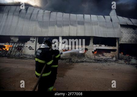 sao sebastiao do Passe, bahia/brasilien - 31. Mai 2019: Feuerwehrleute feuern in der Reifenrecyclingfabrik in der Stadt Sao Sebastiao do Passe an. *** Stockfoto