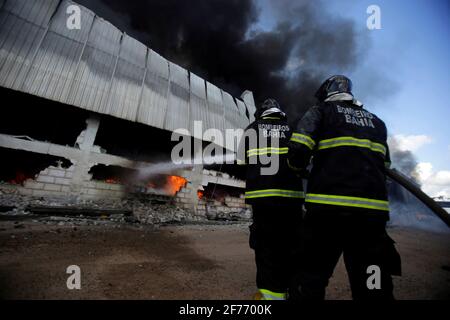sao sebastiao do Passe, bahia/brasilien - 31. Mai 2019: Feuerwehrleute feuern in der Reifenrecyclingfabrik in der Stadt Sao Sebastiao do Passe an. *** Stockfoto