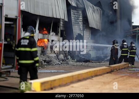 sao sebastiao do Passe, bahia/brasilien - 31. Mai 2019: Feuerwehrleute feuern in der Reifenrecyclingfabrik in der Stadt Sao Sebastiao do Passe an. *** Stockfoto