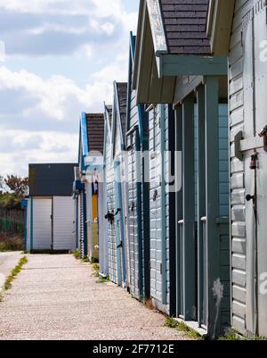 Eine Reihe von verlassenen und verschlossenen Strandhütten auf dem Lincolnshire Küste bei Chapel St Leonards Stockfoto