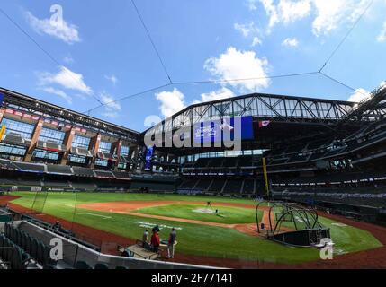 10. April 2021:          Während eines Eröffnungstages MLB-Spiels zwischen den Toronto Blue Jays und den Texas Rangers im Globe Life Field in Arlington, TX         Albert Pena/CSM Stockfoto