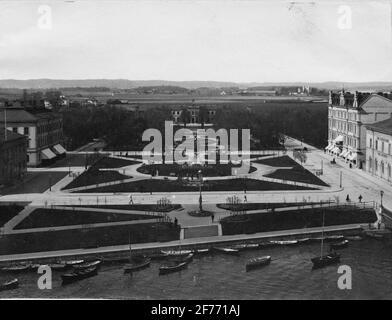 Karl Johans Park in Norrköping 1901. Der Bahnpark und der Hauptbahnhof im Fonds. Bild aus dem Bildmaterial des Magazins Home. Stockfoto