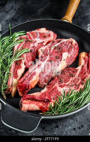 Roh Top Sirloin Cap oder Picanha Steak. Schwarzer Hintergrund. Draufsicht Stockfoto