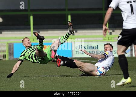 Nailsworth, Großbritannien. April 2021. Elliott Whitehouse von Forest Green Rovers fällt während des Spiels der EFL Sky Bet League 2 zwischen Forest Green Rovers und Salford City am 5. April 2021 im New Lawn, Nailsworth, England. Foto von Dave Peters. Nur zur redaktionellen Verwendung, Lizenz für kommerzielle Nutzung erforderlich. Keine Verwendung bei Wetten, Spielen oder Veröffentlichungen einzelner Clubs/Vereine/Spieler. Kredit: UK Sports Pics Ltd/Alamy Live Nachrichten Stockfoto