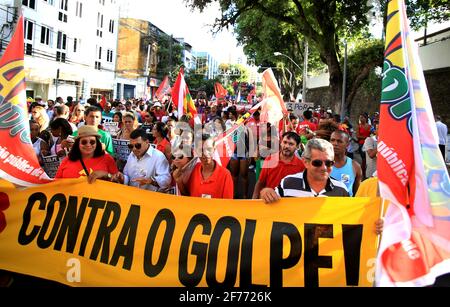 salvador, bahia, brasilien - dez. 16, 2015: Mitglieder der Gewerkschaftszentralen, politischen Parteien und sozialen Bewegungen mobilisieren zugunsten von Präsident Di Stockfoto