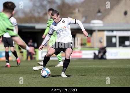 Nailsworth, Großbritannien. April 2021. Paul Coutts von Salford City während des Spiels der EFL Sky Bet League 2 zwischen Forest Green Rovers und Salford City am 5. April 2021 im New Lawn, Nailsworth, England. Foto von Dave Peters. Nur zur redaktionellen Verwendung, Lizenz für kommerzielle Nutzung erforderlich. Keine Verwendung bei Wetten, Spielen oder Veröffentlichungen einzelner Clubs/Vereine/Spieler. Kredit: UK Sports Pics Ltd/Alamy Live Nachrichten Stockfoto