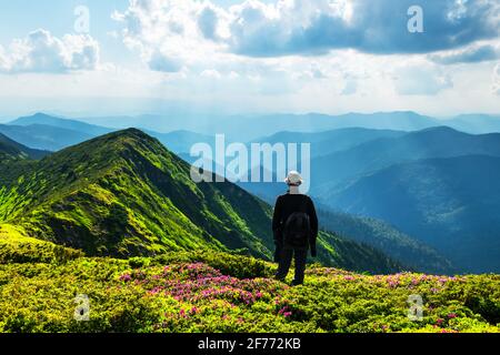 Mann Silhouette auf nebligen Bergen. Reisekonzept. Landschaftsfotografie Stockfoto