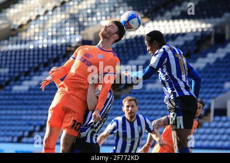 Sheffield, Großbritannien. April 2021. Kieffer Moore #10 von Cardiff City steht unter dem Druck von Osaze Urhoghide #19 von Sheffield Mittwoch in Sheffield, Großbritannien, am 4/5/2021. (Foto von Mark Cosgrove/News Images/Sipa USA) Quelle: SIPA USA/Alamy Live News Stockfoto