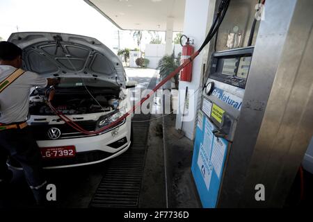 salvador, bahia / brasilien - 22. november 2018: Fahrzeug beim Befüllen mit Erdgas (CNG) an einer Tankstelle in der Gemeinde Salvad Stockfoto