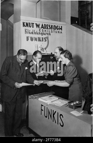 Bau- und Bo-Ausstellung Örebro im Jahr 1937. Demonstration von Knut W. Areskogs Kleidung, die 'Funkis' aufgehängt hat. Stockfoto