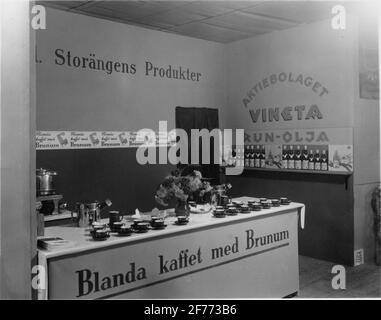 Gebäude und Bo Ausstellung Orebro im Jahr 1937. Starter für ab Storänges Kaffee-Ressourcen. „Mix Coffee with Brunum“ und für das Limited-Unternehmen Vineta's Run Oil. Stockfoto