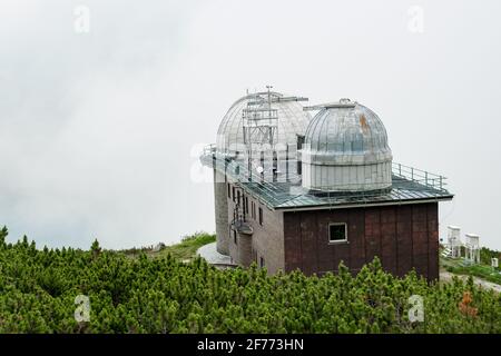 Astronomische und meteorologische Sternwarte in der Nähe von Skalnate pleso oder tarn oder See in der Hohen Tatra, Slowakei. Stockfoto