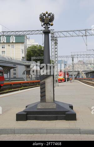 Denkmal am Ende des Trans-Sibirien-Expresses auf Bahnsteig im Bahnhof von Wladiwostok, Russland mit „9288“, Entfernung Moskau-Wladiwostok Stockfoto