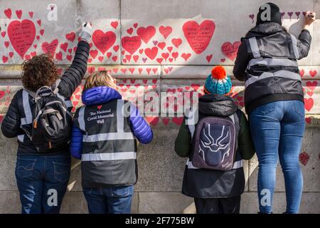 Freiwillige malen rote Herzen an der National Covid Memorial Wall in London. Die National Covid Memorial Wall in London vor dem St. Thomas' Hospital wird mit 150000 Herzen handbemalt, um die britischen Covid-19-Opfer zu ehren. (Foto von Pietro Recchia / SOPA Images/Sipa USA)