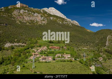 Luftaufnahme des Dorfes l'Espà unter der Südwand von Pedraforca im Frühjahr (Berguedà, Katalonien, Spanien, Pyrenäen) ESP: Vista aérea del Pueblo de l'Espà Stockfoto