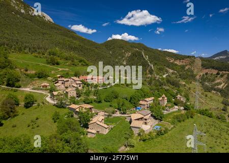 Luftaufnahme des Dorfes l'Espà unter der Südwand von Pedraforca im Frühjahr (Berguedà, Katalonien, Spanien, Pyrenäen) ESP: Vista aérea del Pueblo de l'Espà Stockfoto