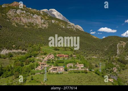 Luftaufnahme des Dorfes l'Espà unter der Südwand von Pedraforca im Frühjahr (Berguedà, Katalonien, Spanien, Pyrenäen) ESP: Vista aérea del Pueblo de l'Espà Stockfoto