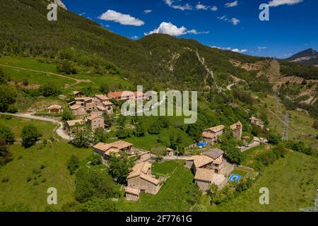 Luftaufnahme des Dorfes l'Espà unter der Südwand von Pedraforca im Frühjahr (Berguedà, Katalonien, Spanien, Pyrenäen) ESP: Vista aérea del Pueblo de l'Espà Stockfoto