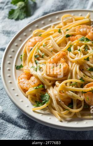 Hausgemachte Garnelenfettuccine Alfredo Pasta mit Petersilie Stockfoto